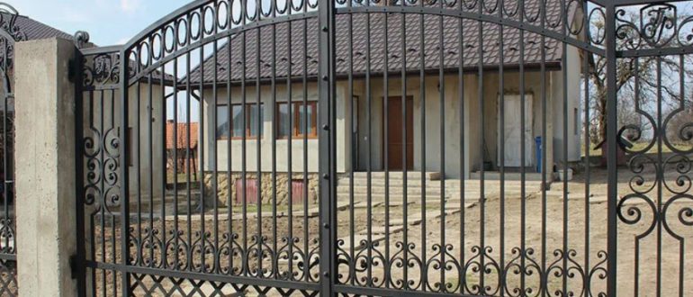 Кованые ворота в ландшафтном дизайне: гармония с архитектурой