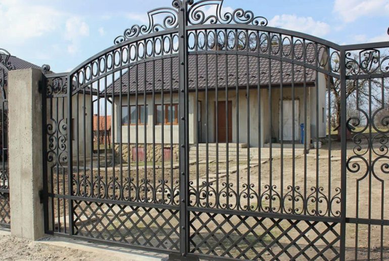 Кованые ворота в ландшафтном дизайне: гармония с архитектурой