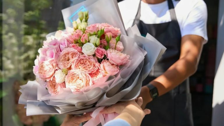 Какие цветы лучше всего переживают доставку курьером: советы флористов