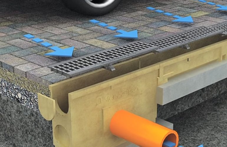 Водоотводные лотки для парковки и подъездной дороги: пластик против бетона