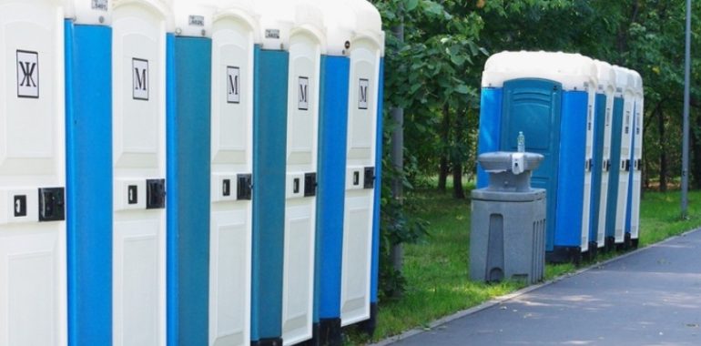 Аренда туалетных кабин для дачи и стройки: что выгоднее — покупка или аренда