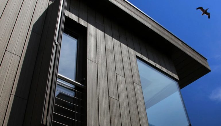 Фасад под дерево без ухода: сравниваем фиброцемент, композит и сайдинг